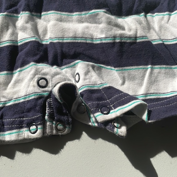 Carter’s onesie 24 months short set with alligator - Picture 4 of 4